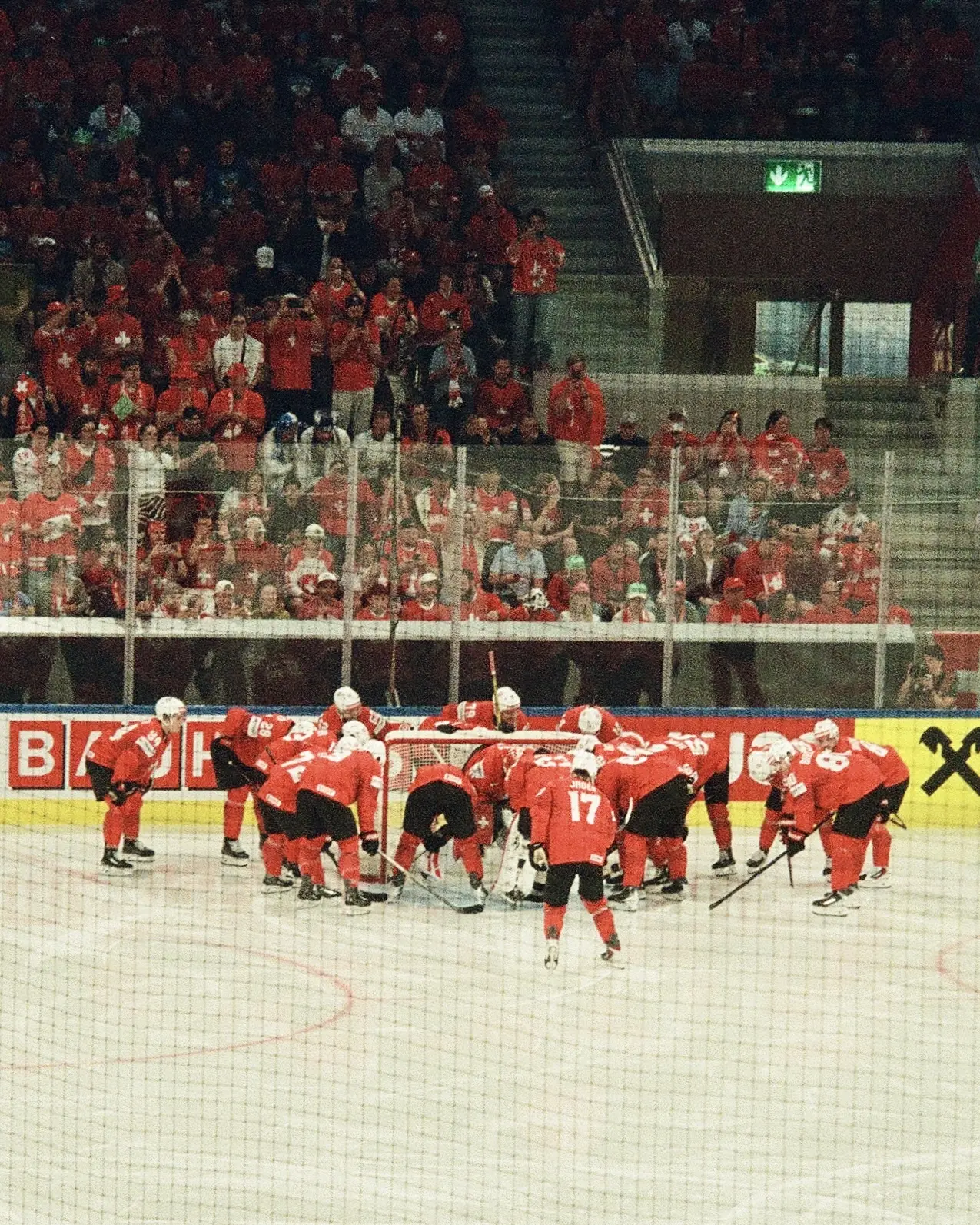 Schweizer Eishockeyteam im Mannschaftskreis
