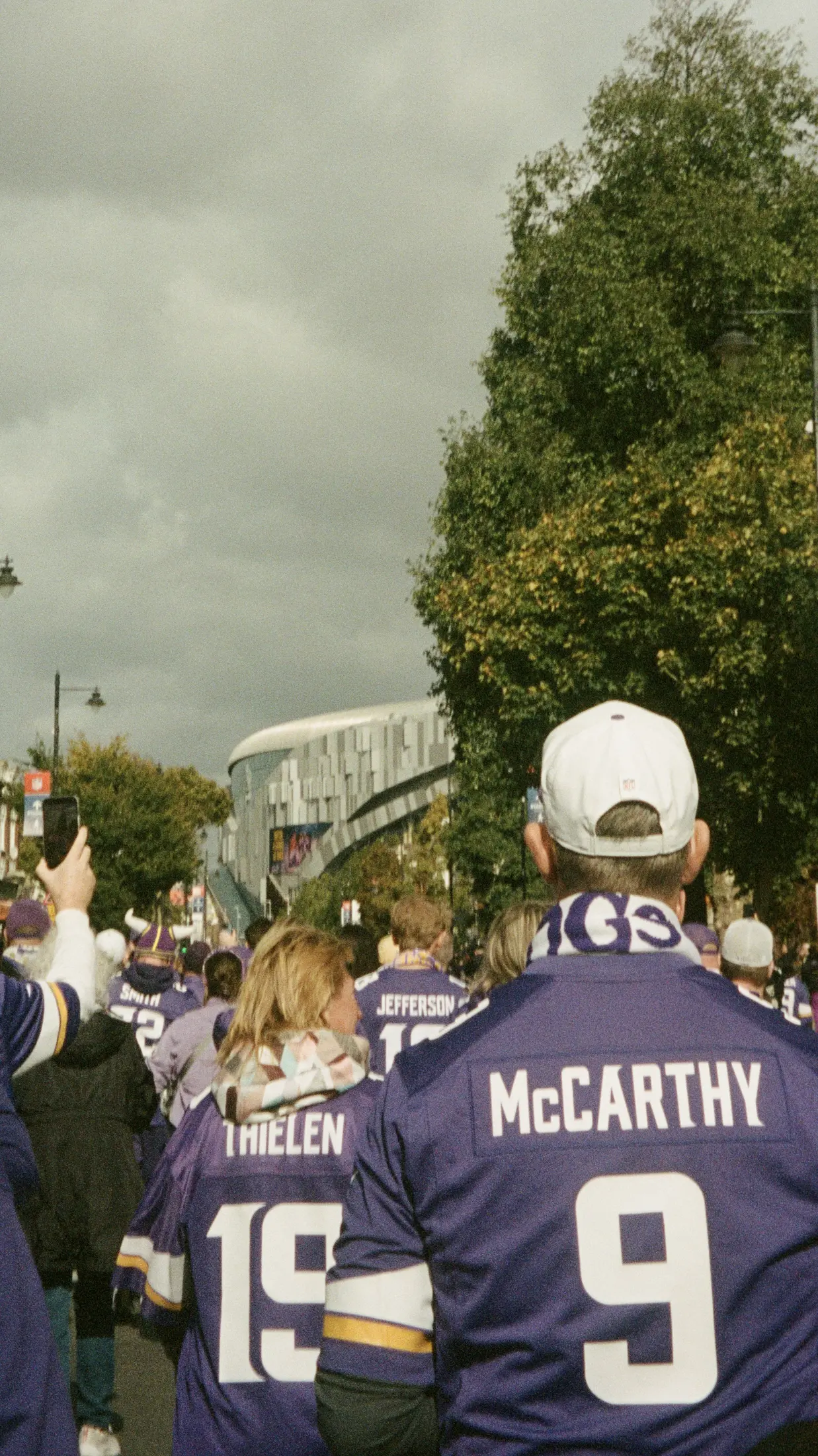 Vikings Fans auf dem Weg zum Stadion
