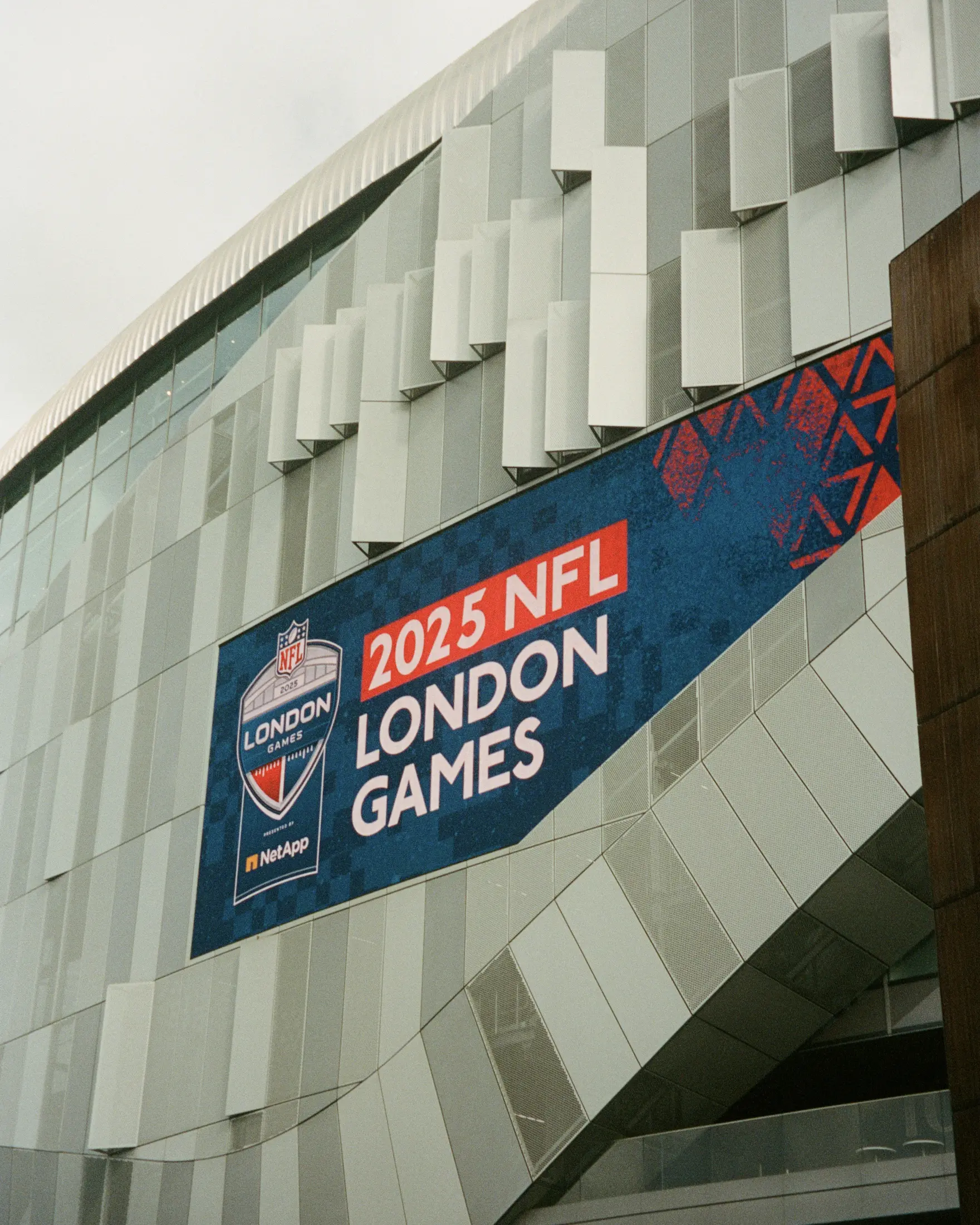 NFL London Games Schriftzug an der Stadionfassade