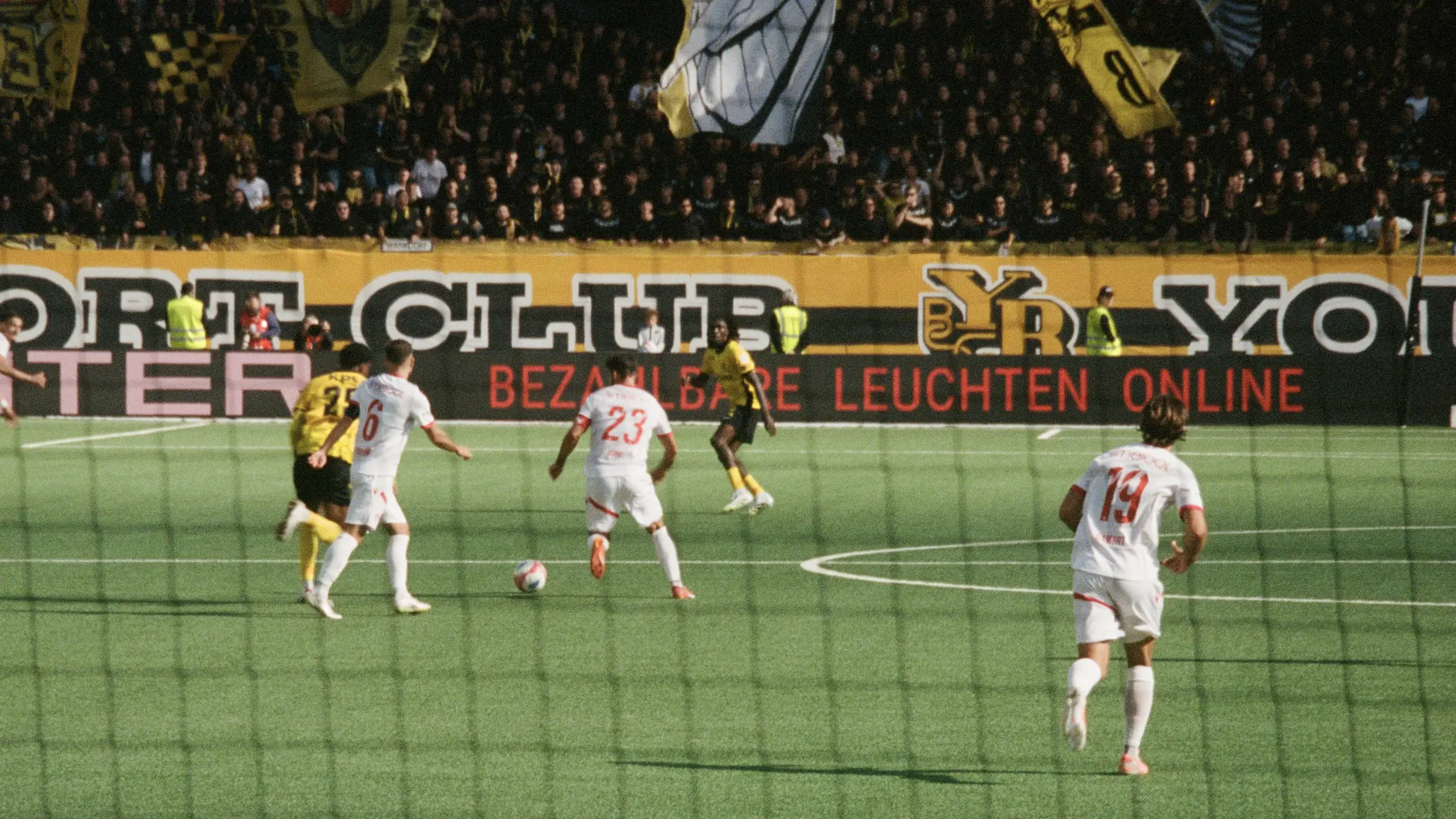 Spielszene vor den gelb-schwarzen Fahnen