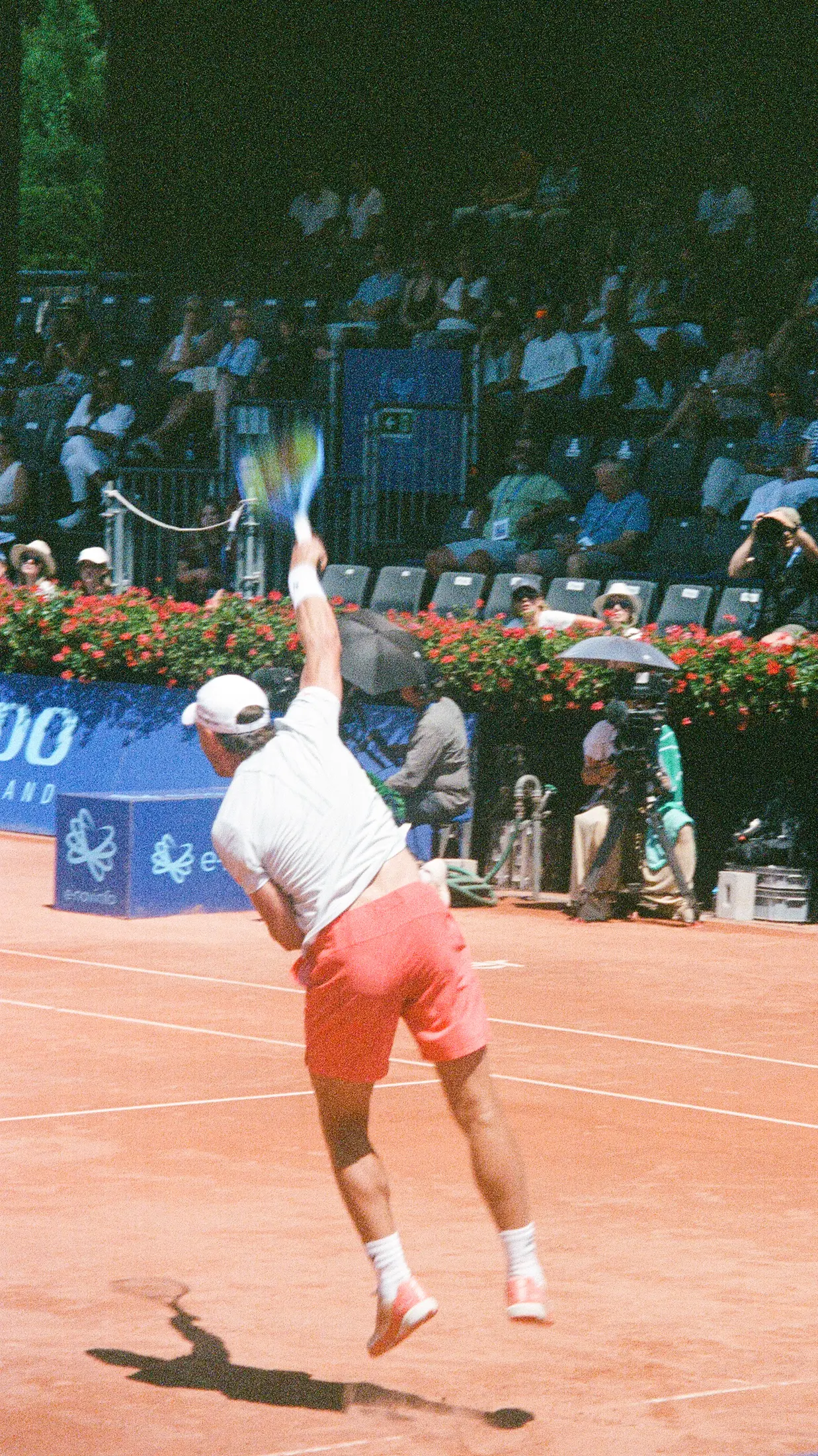 Tennisspieler beim Aufschlag auf Sand
