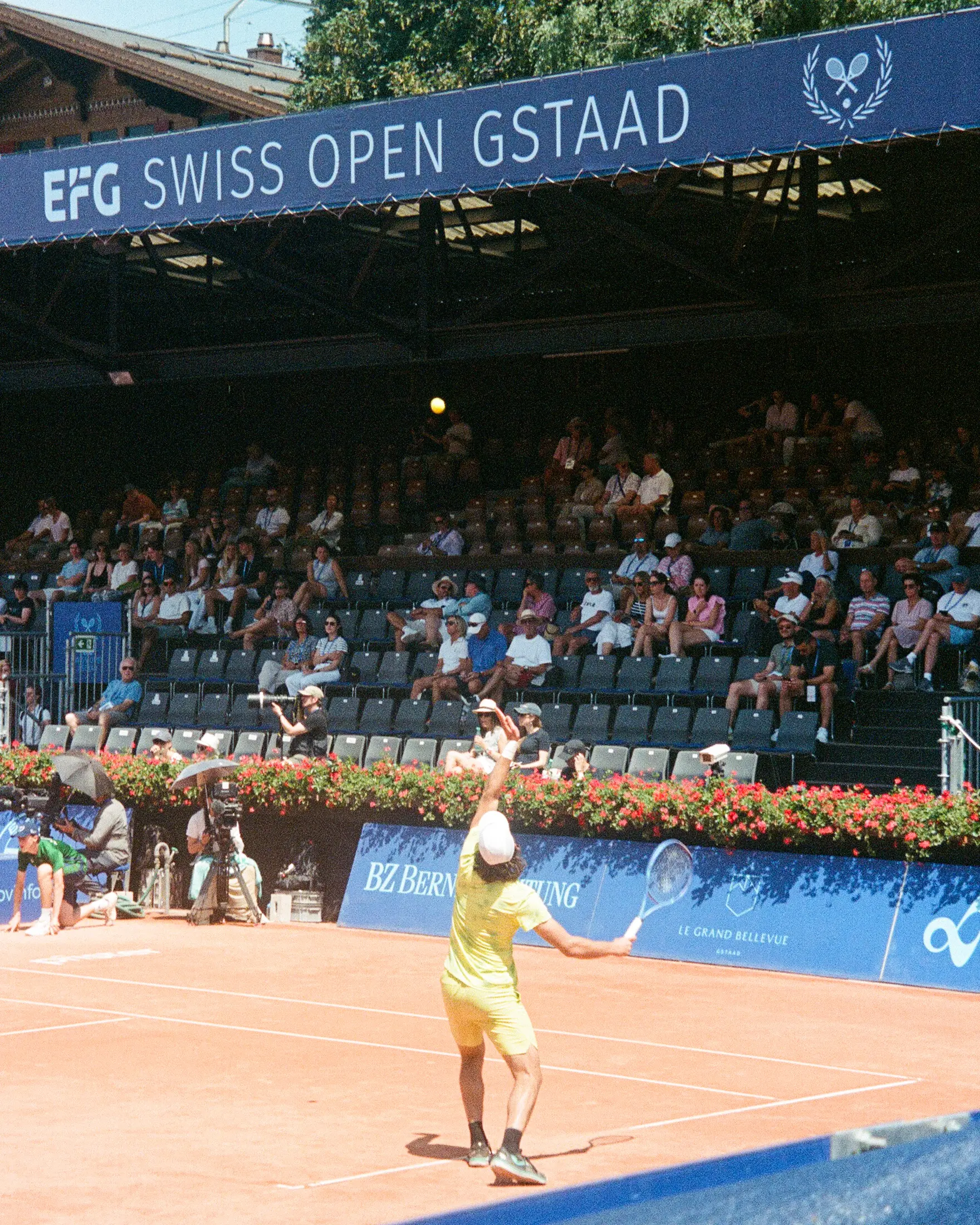 Aufschlag unter dem Swiss Open Gstaad Schriftzug