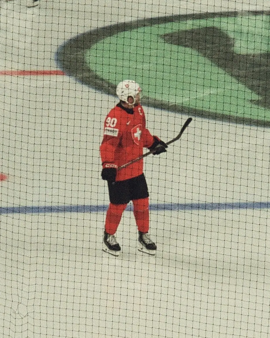 Schweizer Spieler in einem ruhigen Moment auf dem Eis