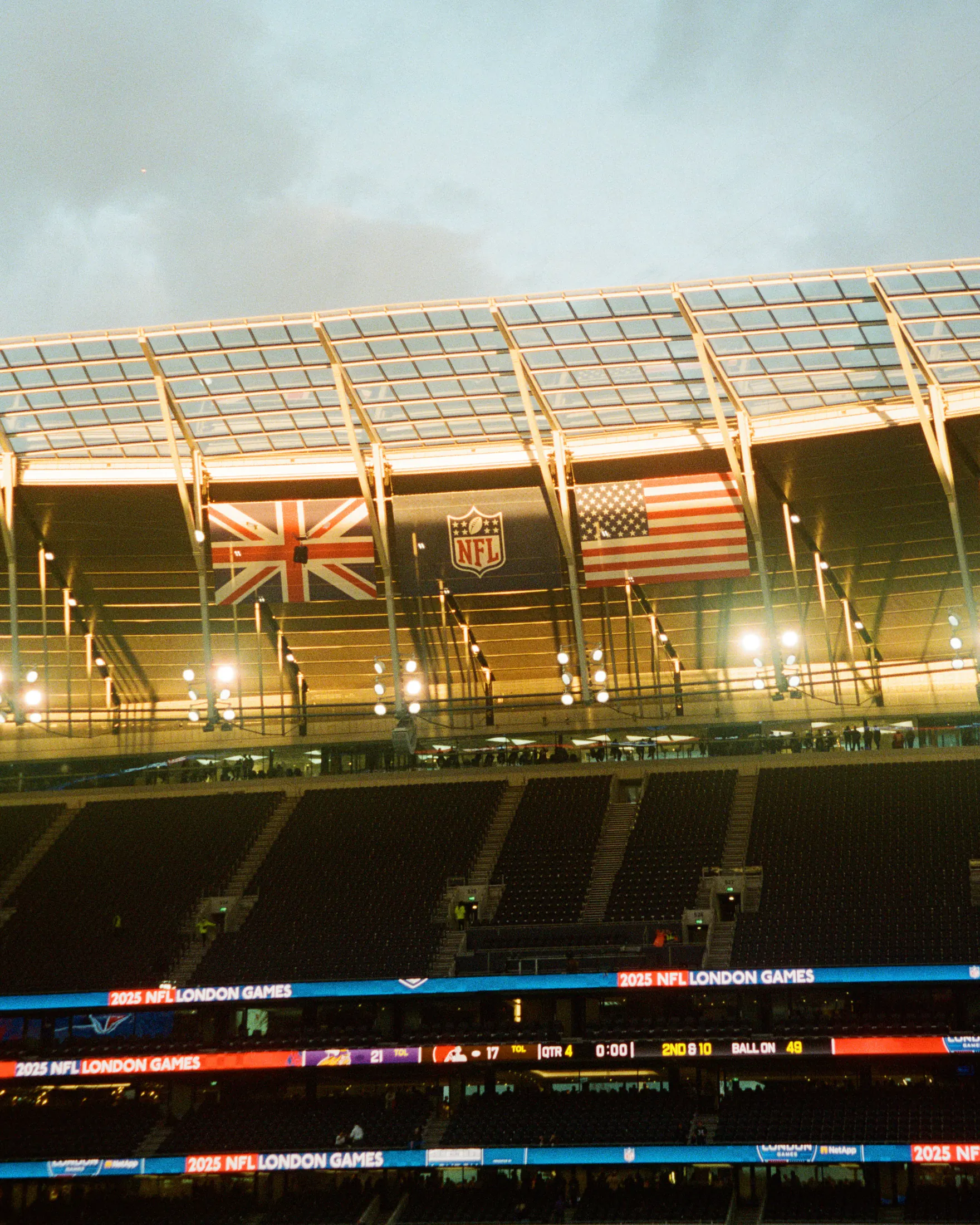 NFL-Flaggen unter dem Dach des Tottenham Hotspur Stadium