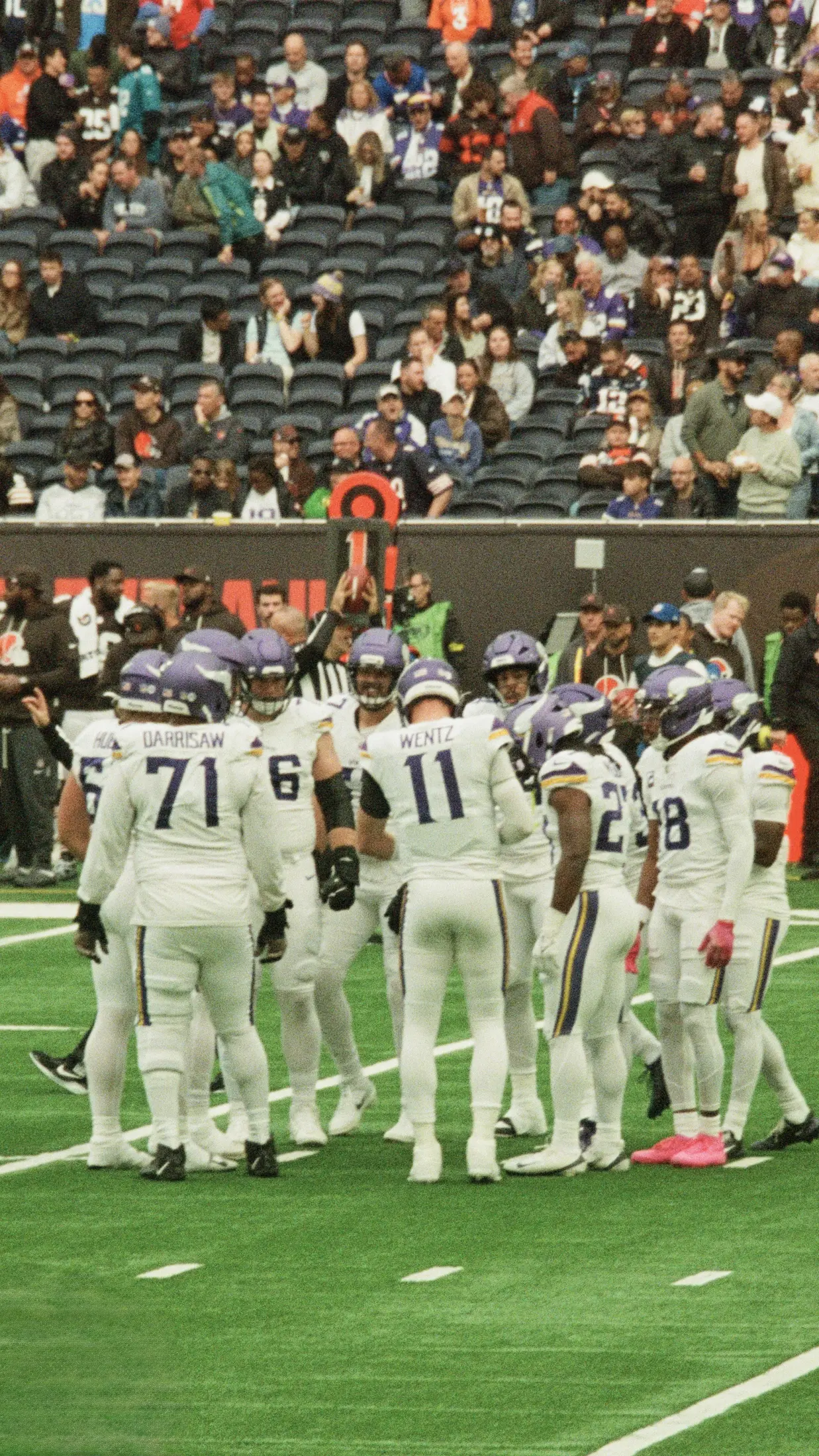Vikings-Offense mit Carson Wentz im Huddle