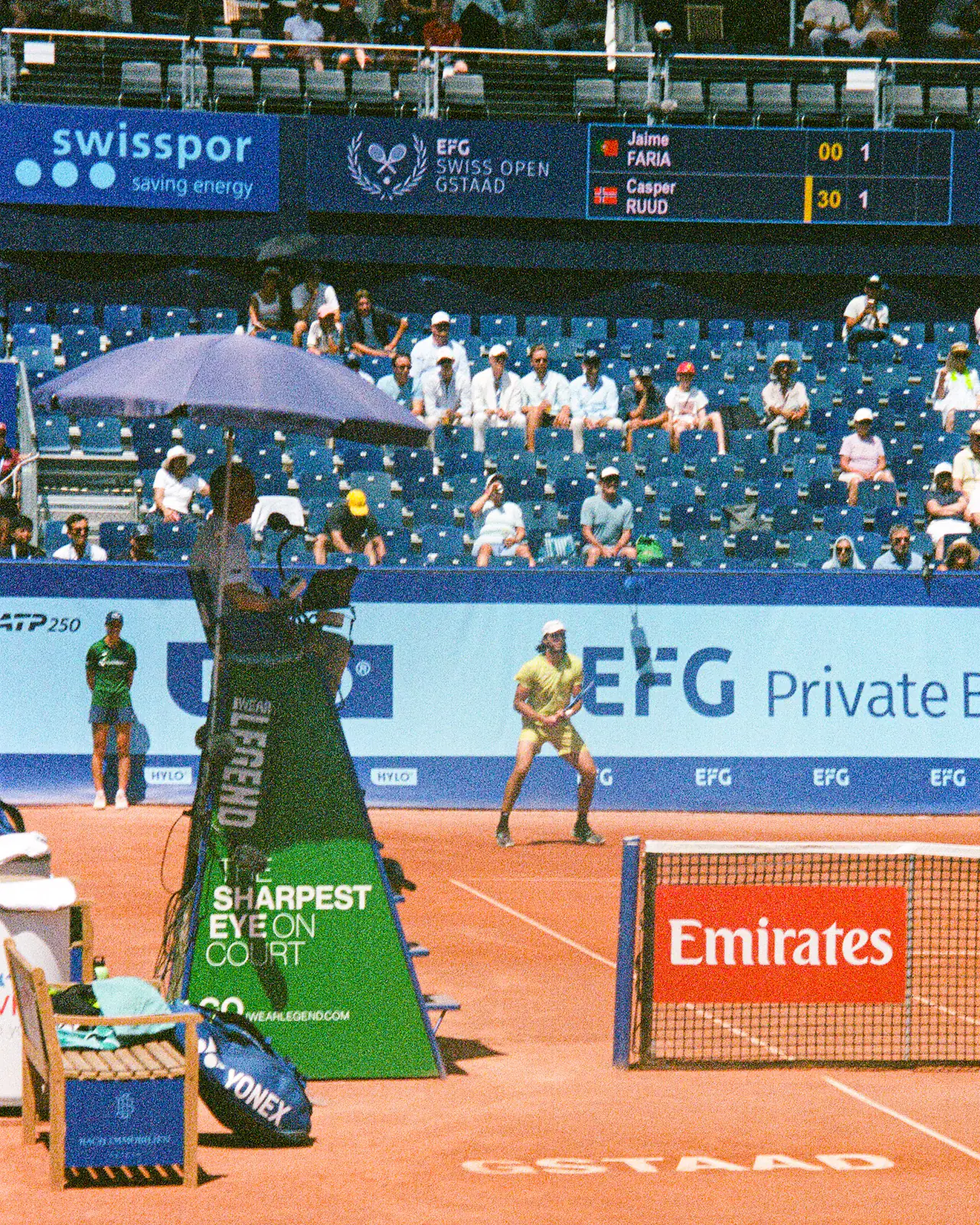 Tennisspieler vor der Anzeigetafel beim Swiss Open Gstaad