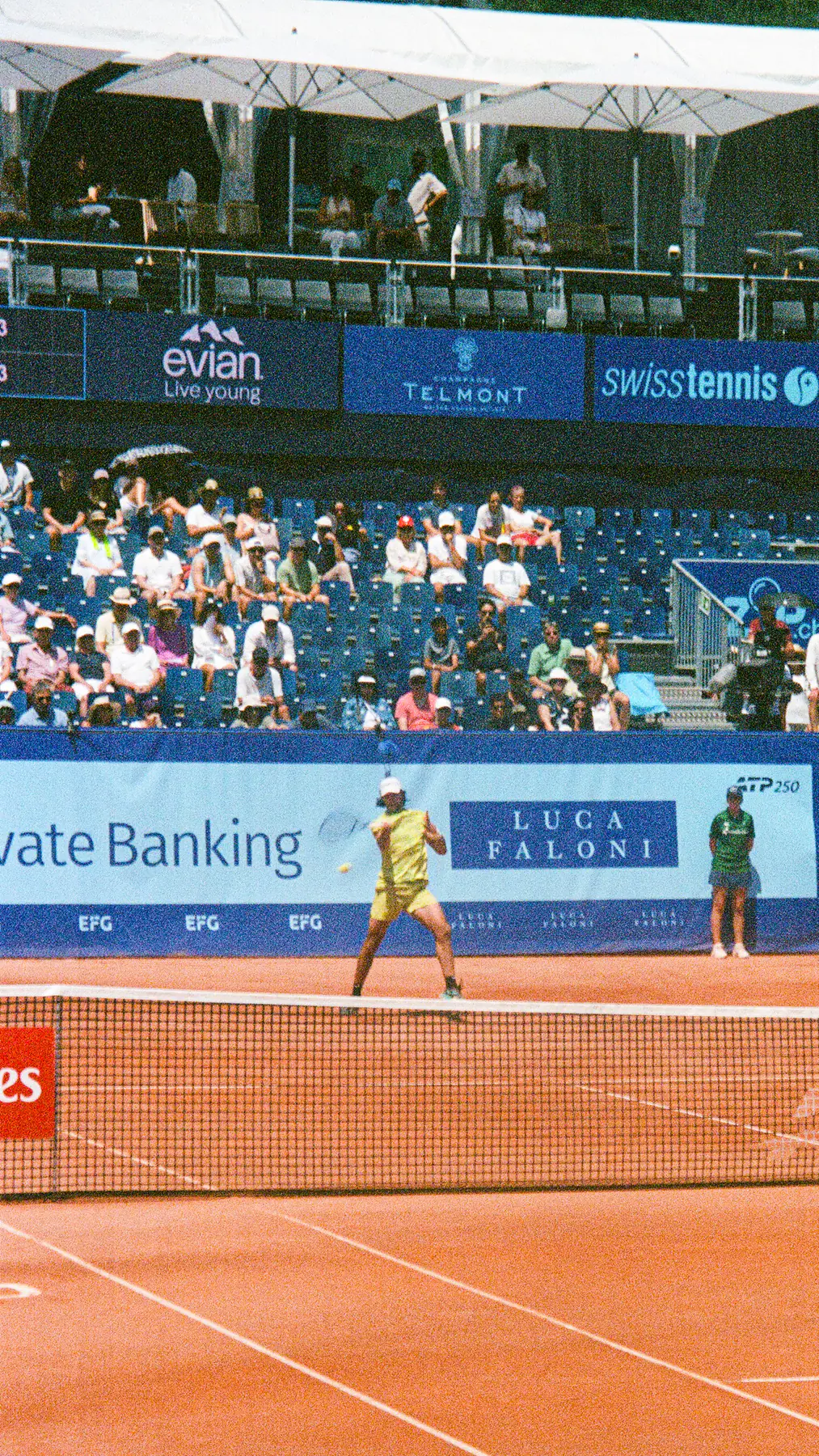 Tennisspieler bei einer Vorhand auf dem Sandplatz
